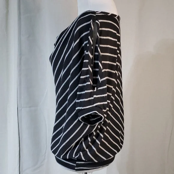 🆑️striped cowl neck cold shoulder top - Picture 4 of 4